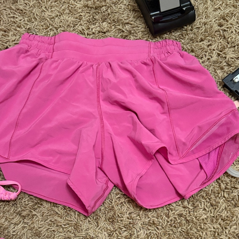 Lululemon sonic pink low rise 4 inch hotty hots